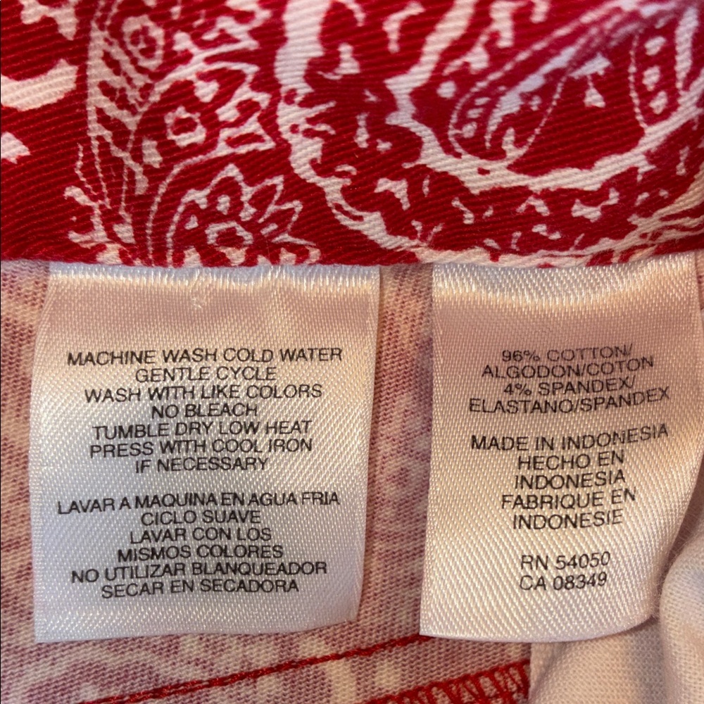 JONES NEW YORK SPORT Stylish red & white paisley /bandana print pants. 12 - Picture 11 of 17